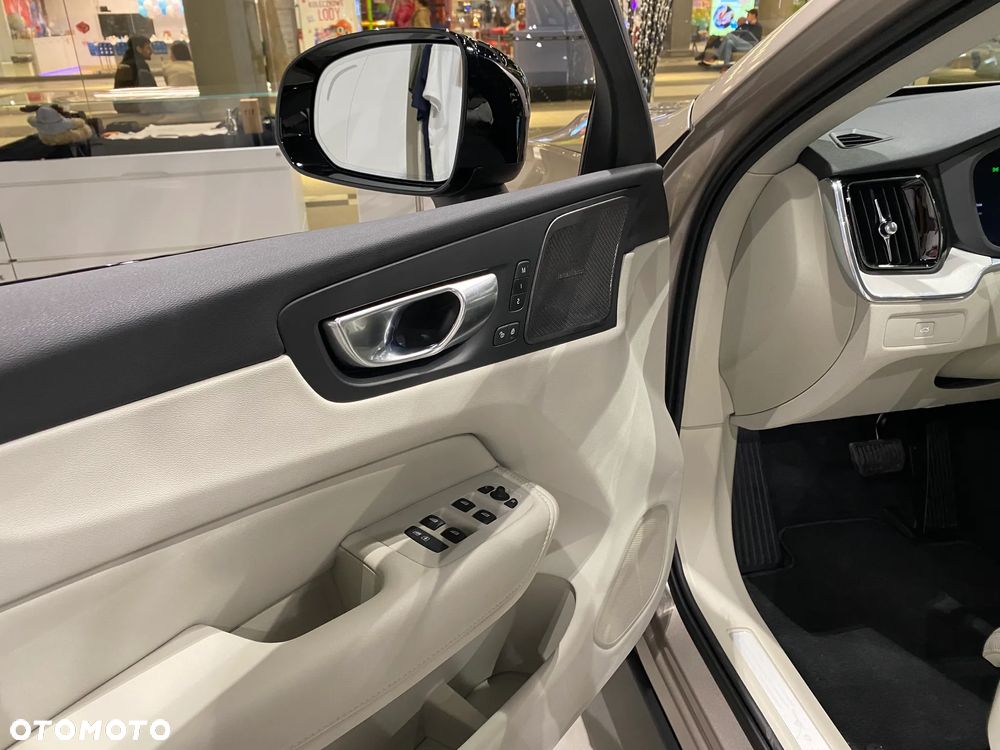 Volvo XC 60 B5 B AWD Plus Dark - 5