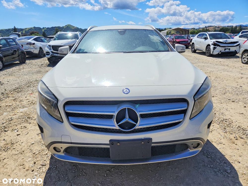 Mercedes-Benz GLA 250 4Matic 7G-DCT - 5