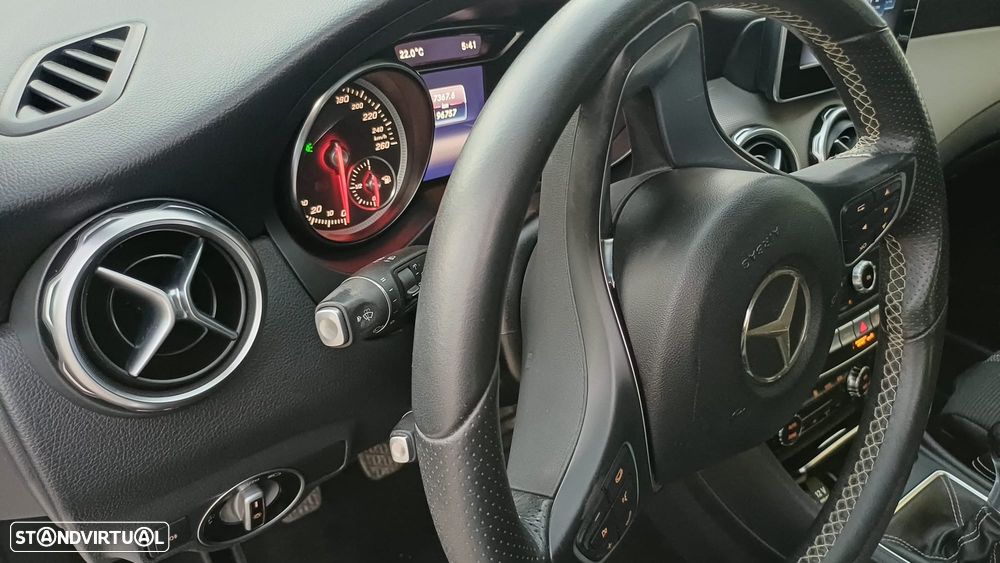 Mercedes-Benz GLA 180 d Urban - 16