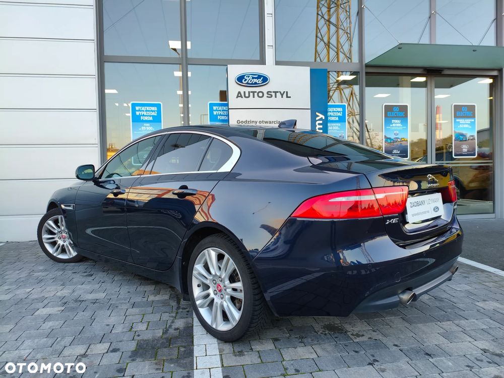 Jaguar XE 2.0 T Prestige - 3