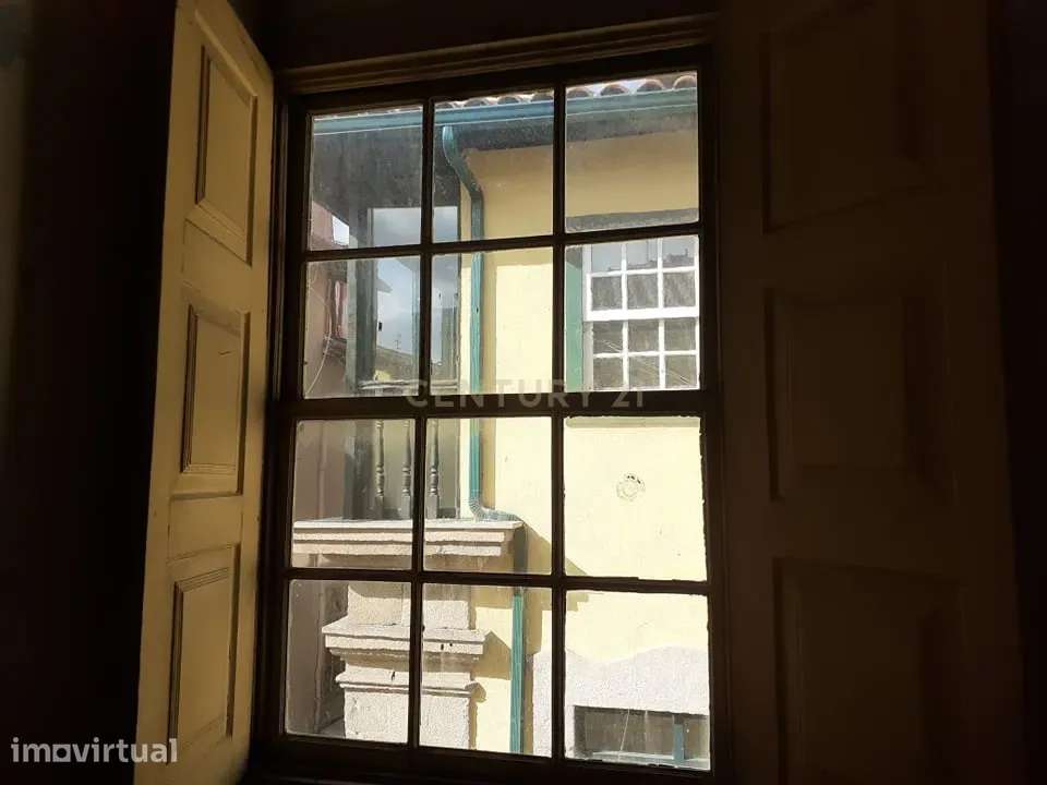 Prédio de gaveto no centro histórico de Chaves - Grande imagem: 3/22
