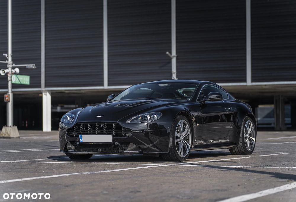 Aston Martin V12 Vantage Carbon Black - 12