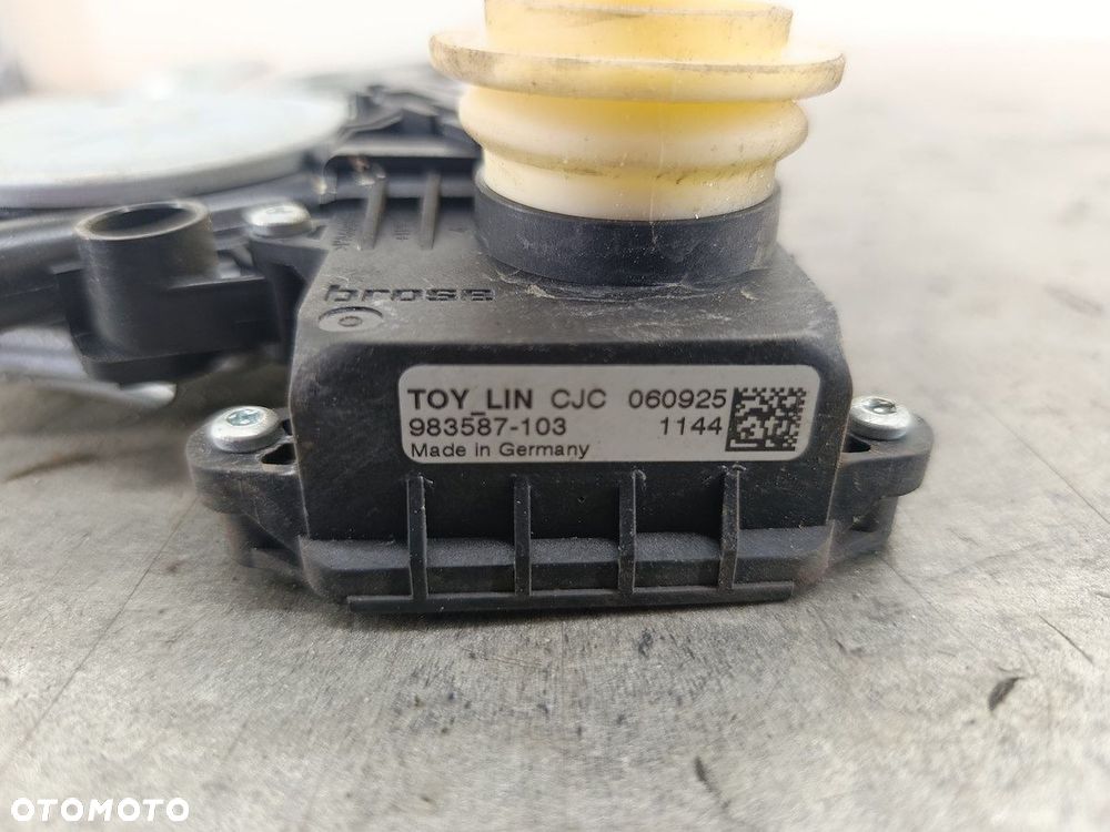 PODNOŚNIK SZYBY LEWY PRZÓD TOYOTA YARIS II 85720-00110-B  983722101 - 8