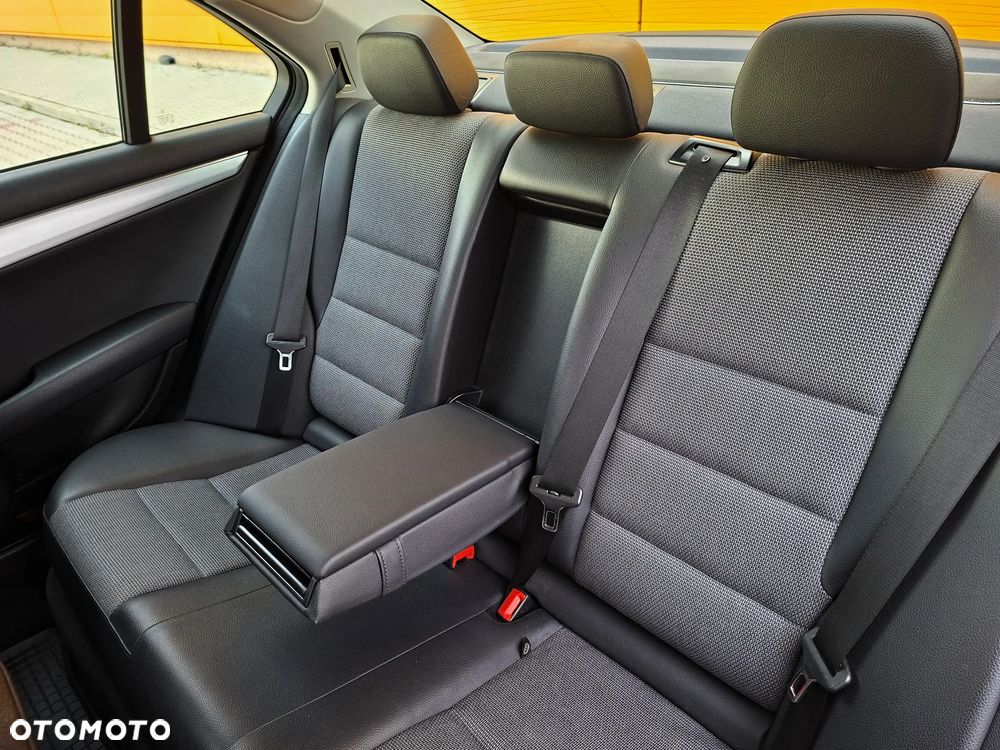 Mercedes-Benz Klasa C 180 CGI BlueEFFICIENCY Avantgarde - 21