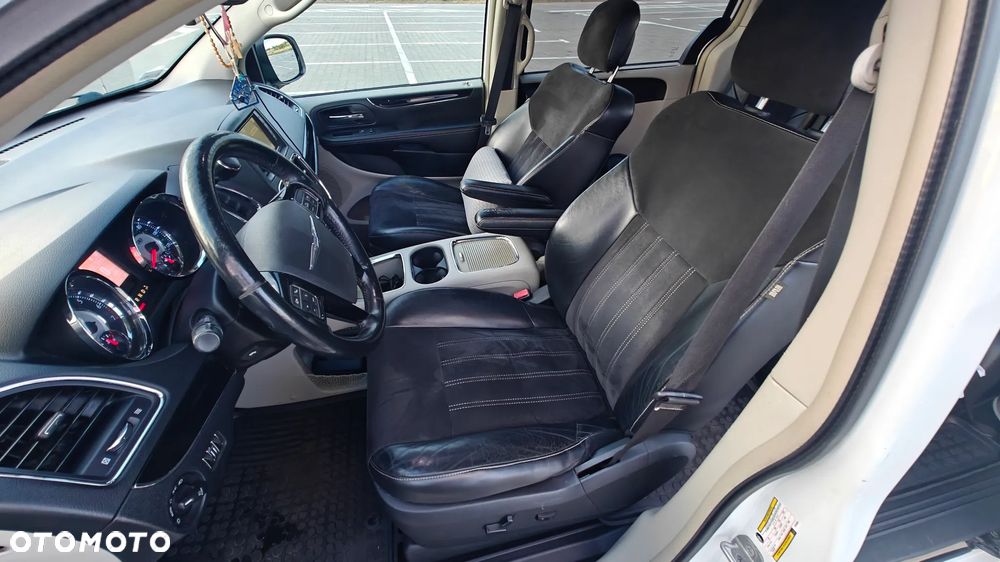 Chrysler Town & Country - 21