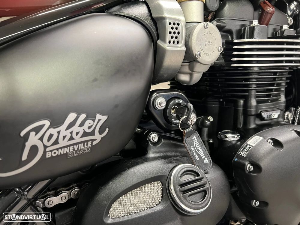 Triumph Bonneville Bobber Black - 8