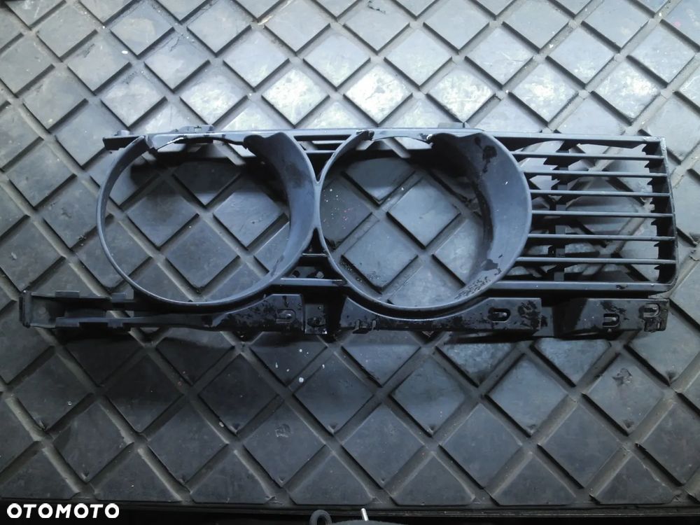 BMW E34 przedlift ramka PRAWA lampy atrapa okular - 1