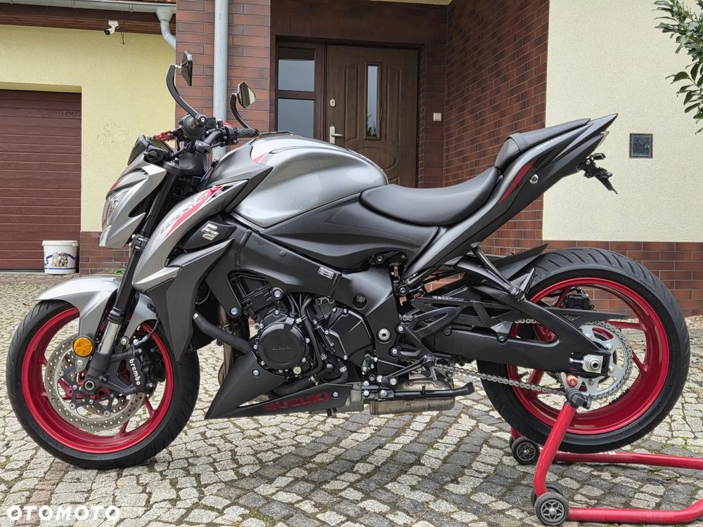 Suzuki GSX - 6