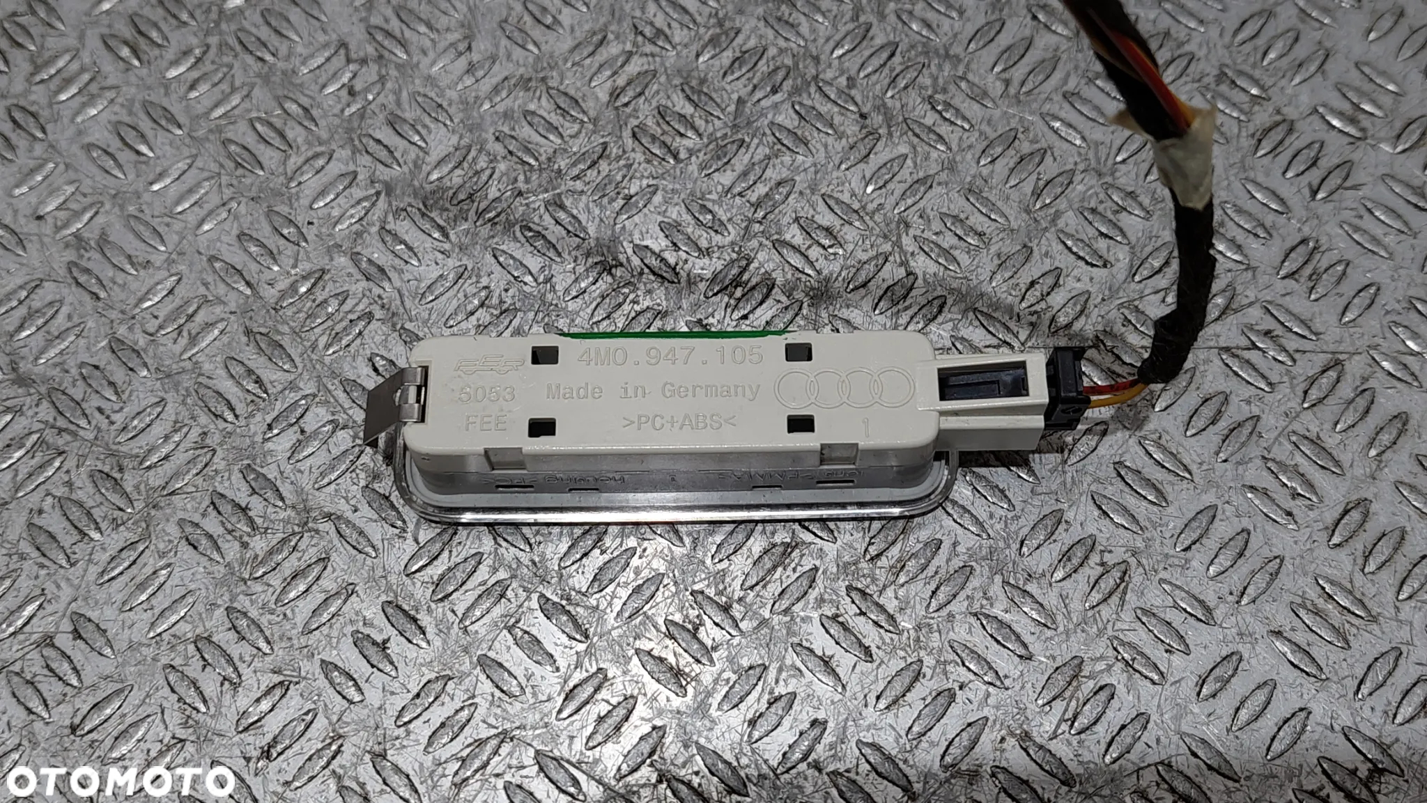 LAMPKA PODSUFITKI LED AUDI A4 B9 R2016 NR 4M0947105 - 2