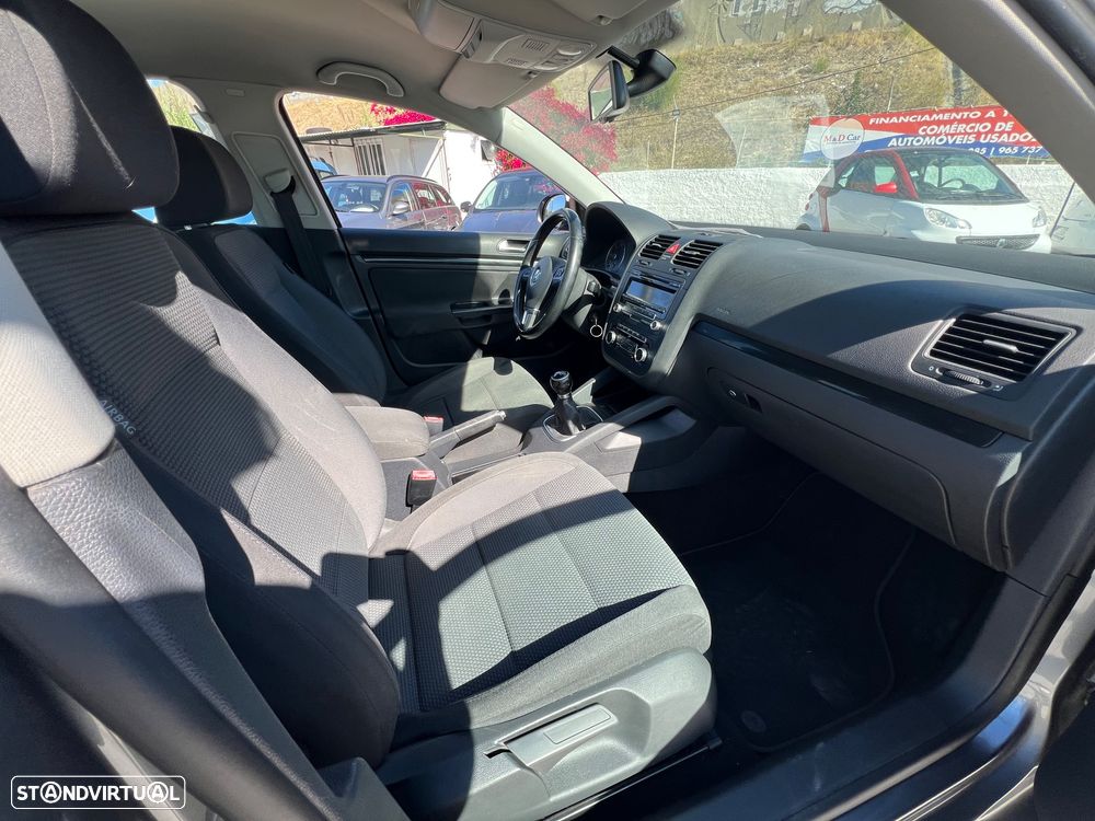 VW Jetta 1.6 TDi Confortline - 9