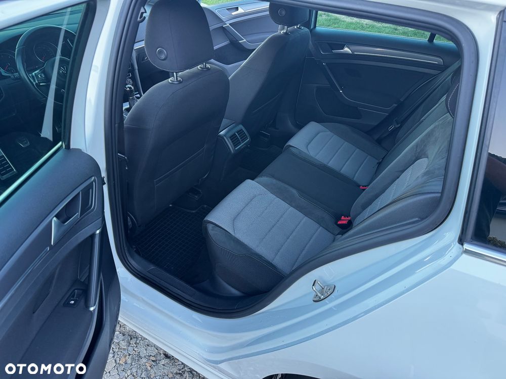 Volkswagen Golf - 22
