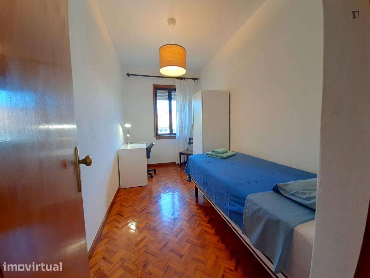 Quarto - localizado em Lordelo do Ouro Porto - Grande imagem: 3/20