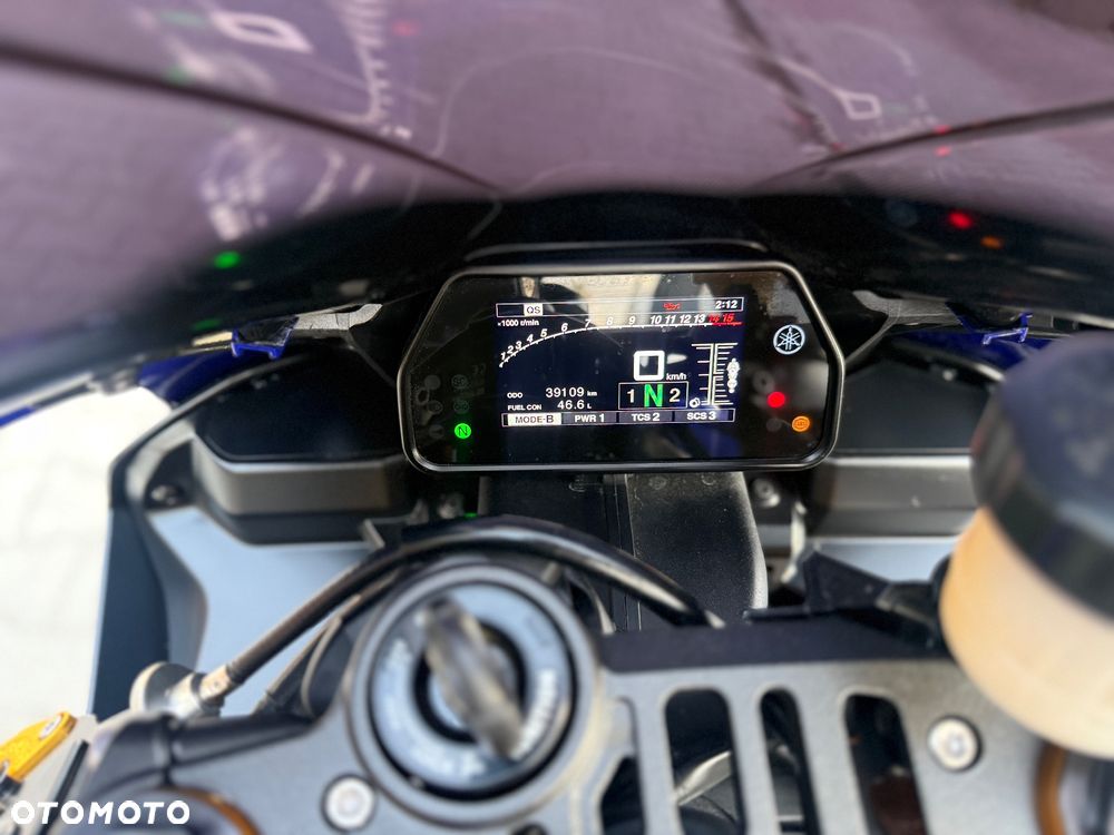 Yamaha R1 - 32