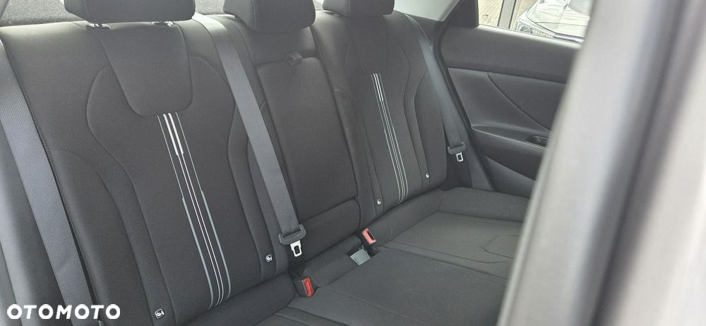 Hyundai Elantra 1.6 Smart CVT - 17