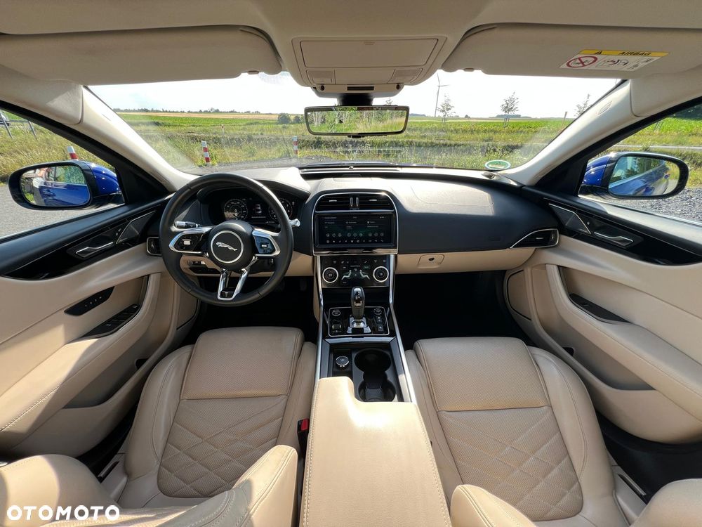 Jaguar XE 2.0 T Prestige - 10