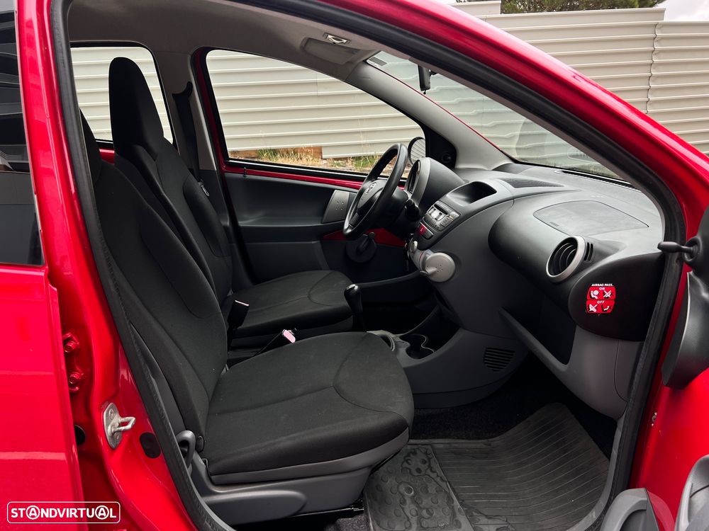 Toyota Aygo 1.0 + - 17