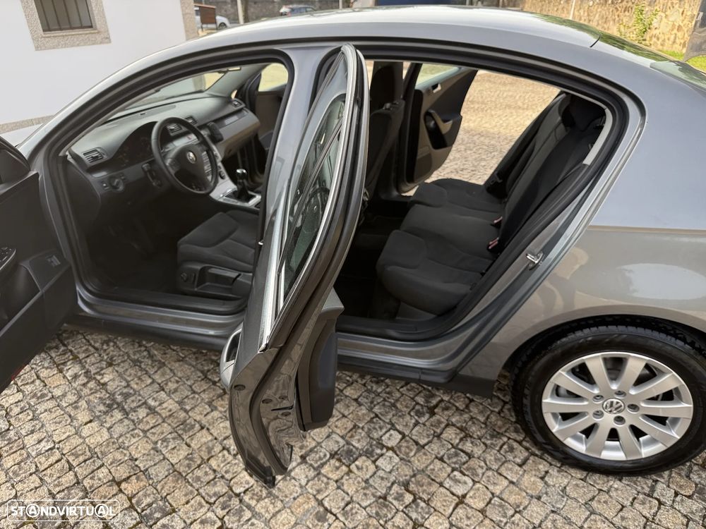 VW Passat 2.0 TDI Highline - 29