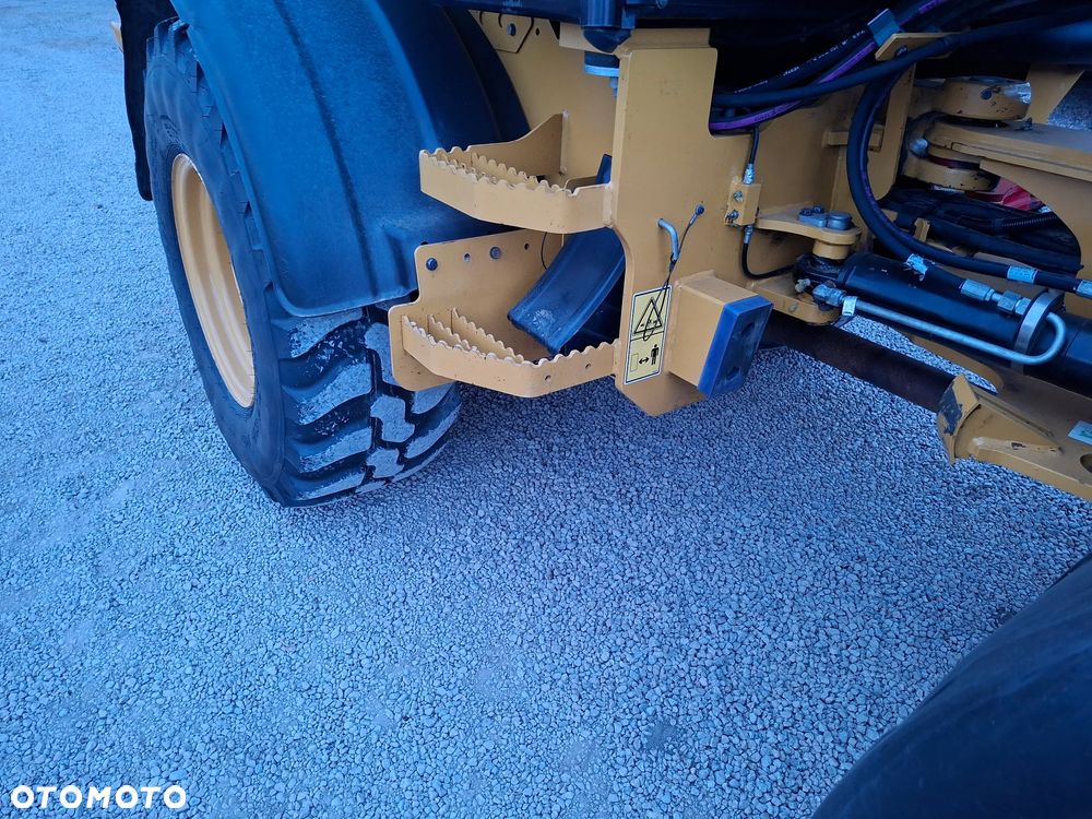 Caterpillar CAT 908 M - 12