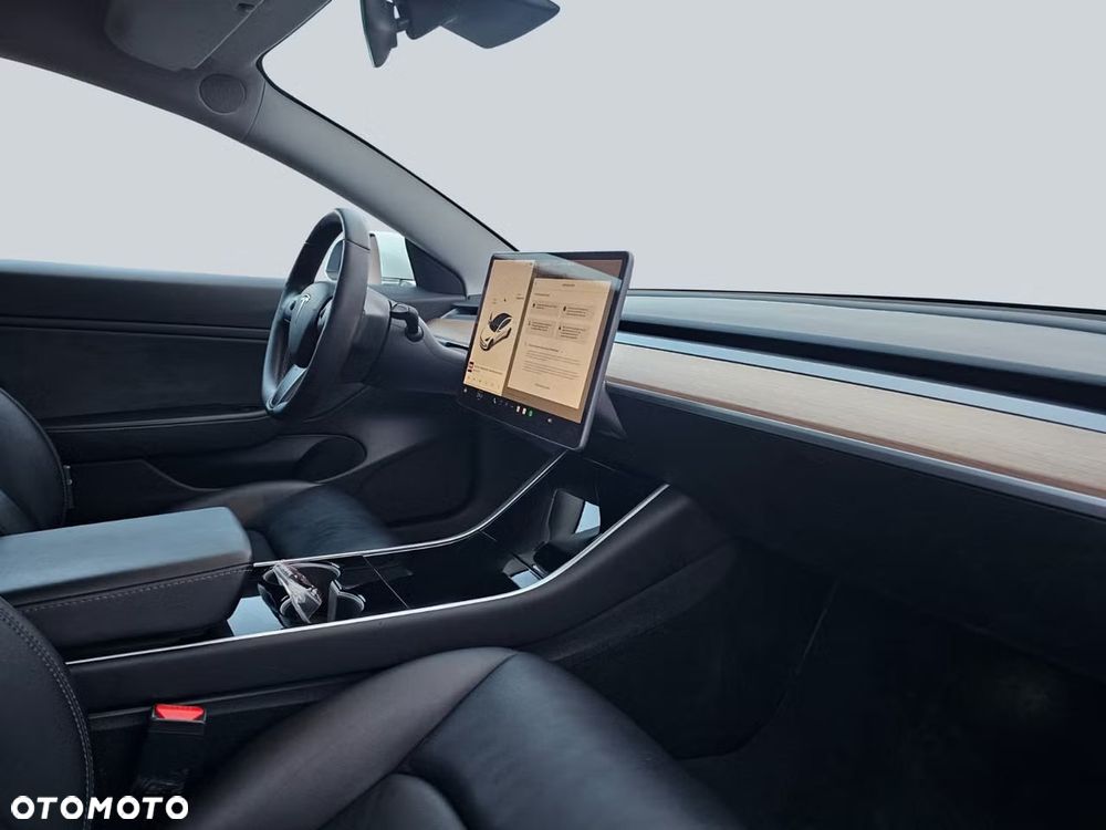 Tesla Model 3 - 4