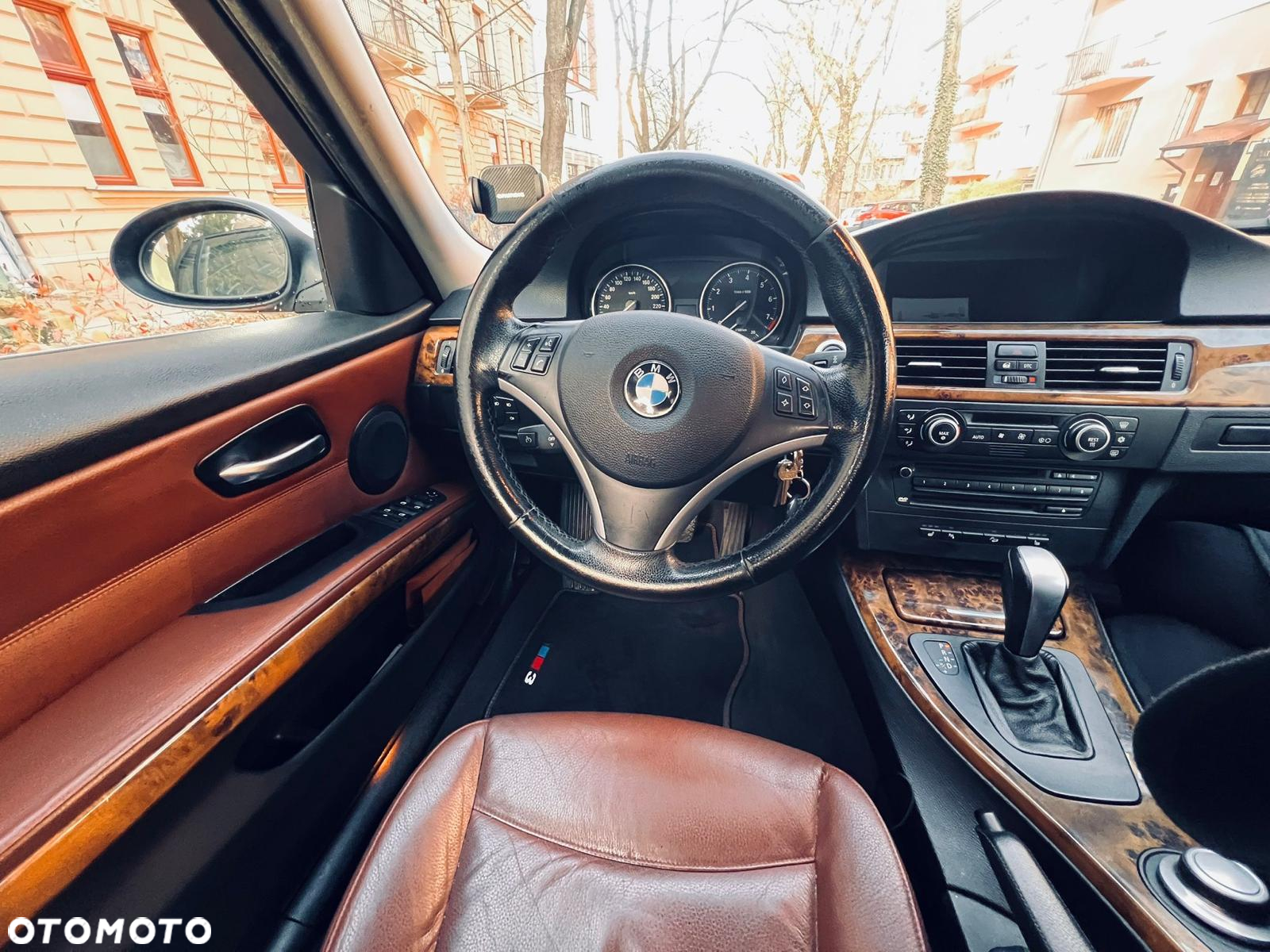 BMW Seria 3 325i xDrive Touring - 15