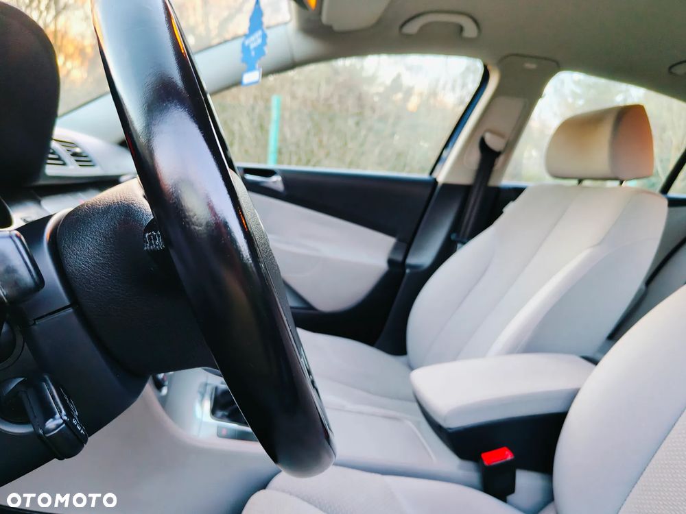 Volkswagen Passat 1.6 Comfortline - 36