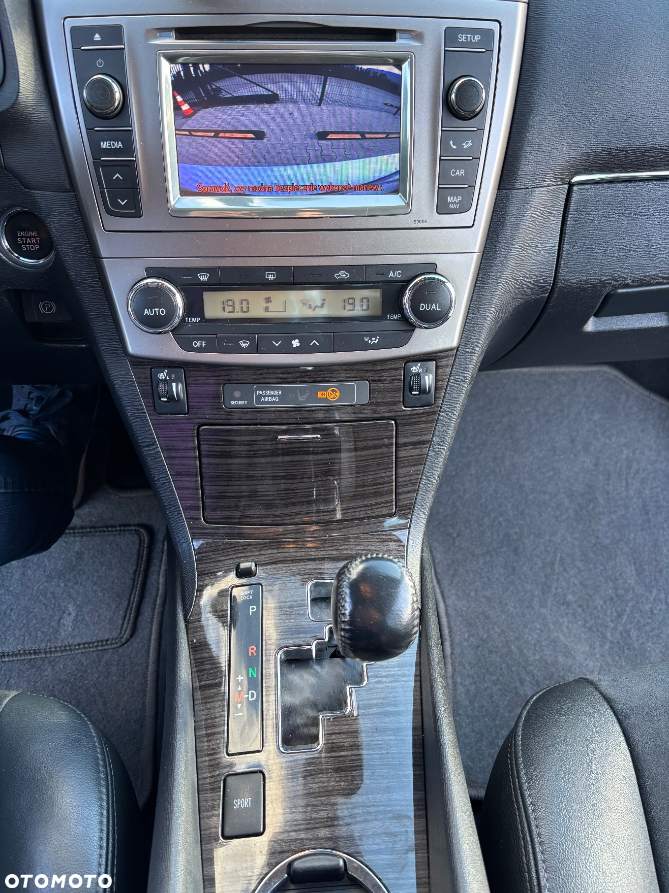 Toyota Avensis 1.8 Sol NAVI MS - 24