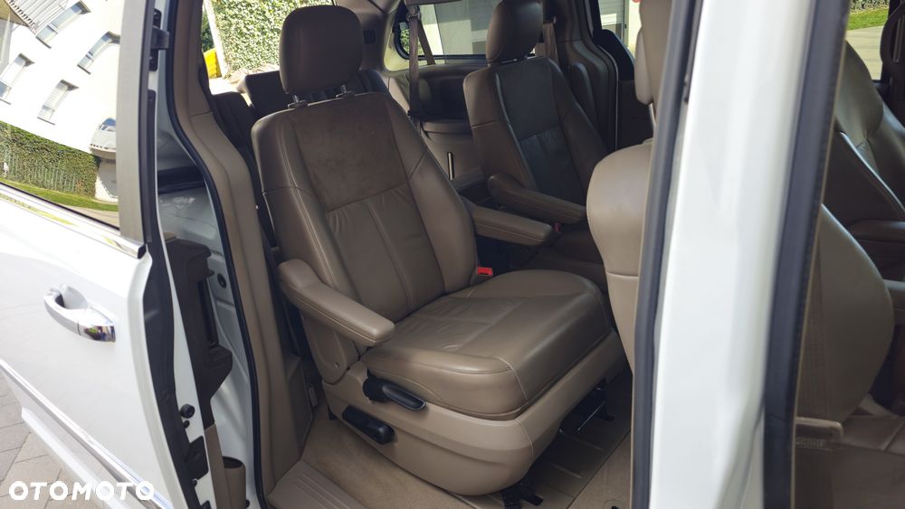 Chrysler Town & Country 3.6 Limited - 12
