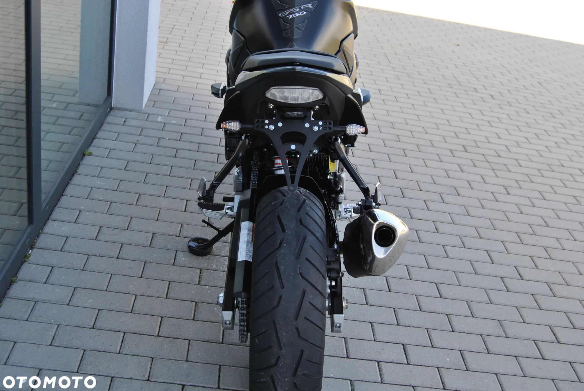 Suzuki GSR - 8