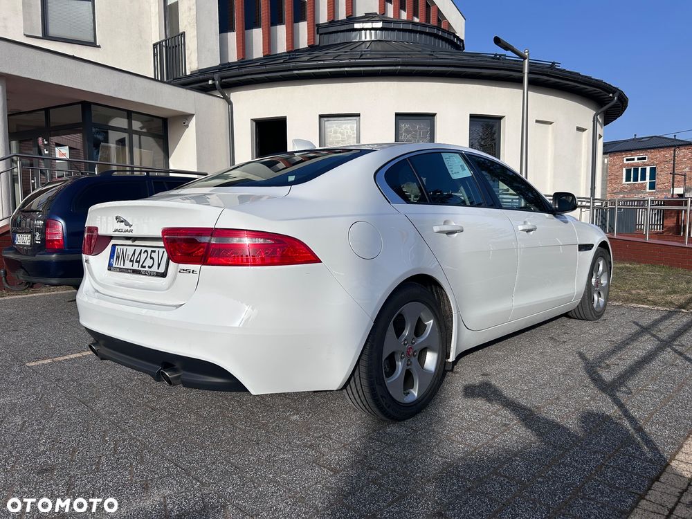 Jaguar XE 25t Pure - 4