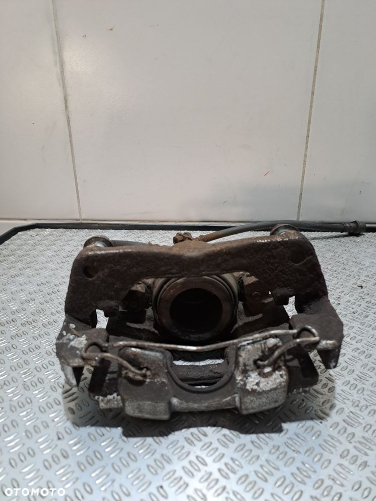 zacisk hamulcowy lewy przód Toyota Yaris II 1.33 VVT-i 2011 - 3