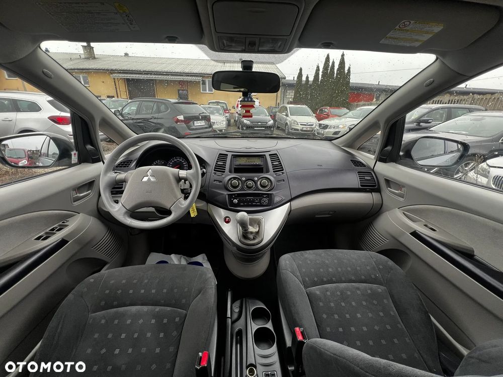 Mitsubishi Grandis 2.4 Intense - 16