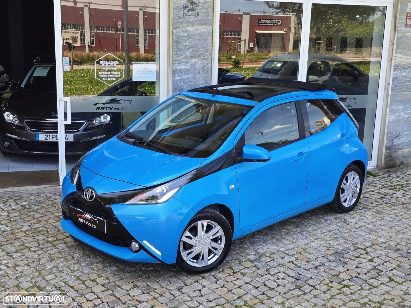 Toyota Aygo 1.0 X-Play Plus - 1
