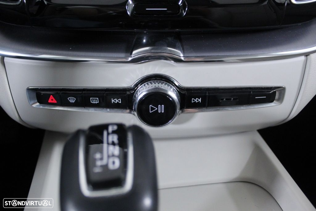 Volvo XC 60 2.0 D4 Momentum Geartronic - 28