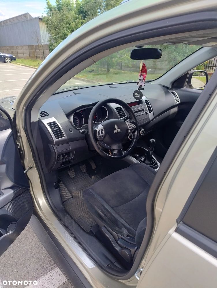 Mitsubishi Outlander 2.4 Invite 2WD - 9
