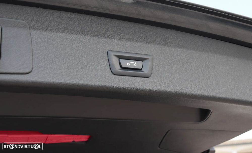 BMW X1 16 d sDrive xLine Auto — fotografia 33