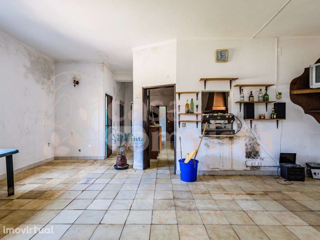 Moradia p/ reconstrução - Estrada do Castelo de Ourém - Grande imagem: 3/25