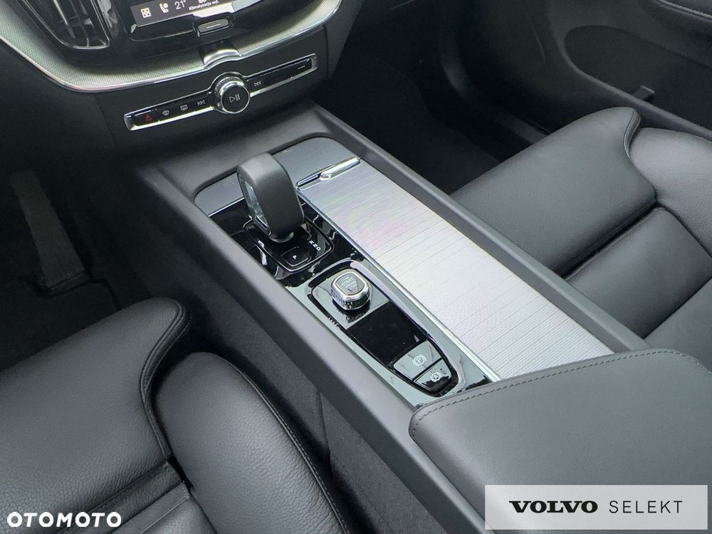 Volvo XC 60 T6 Plug-In Hybrid AWD Plus Dark - 17