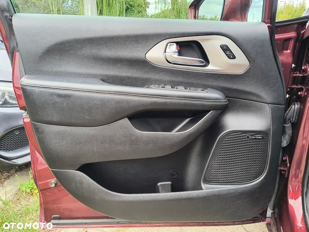 Chrysler Pacifica - 22