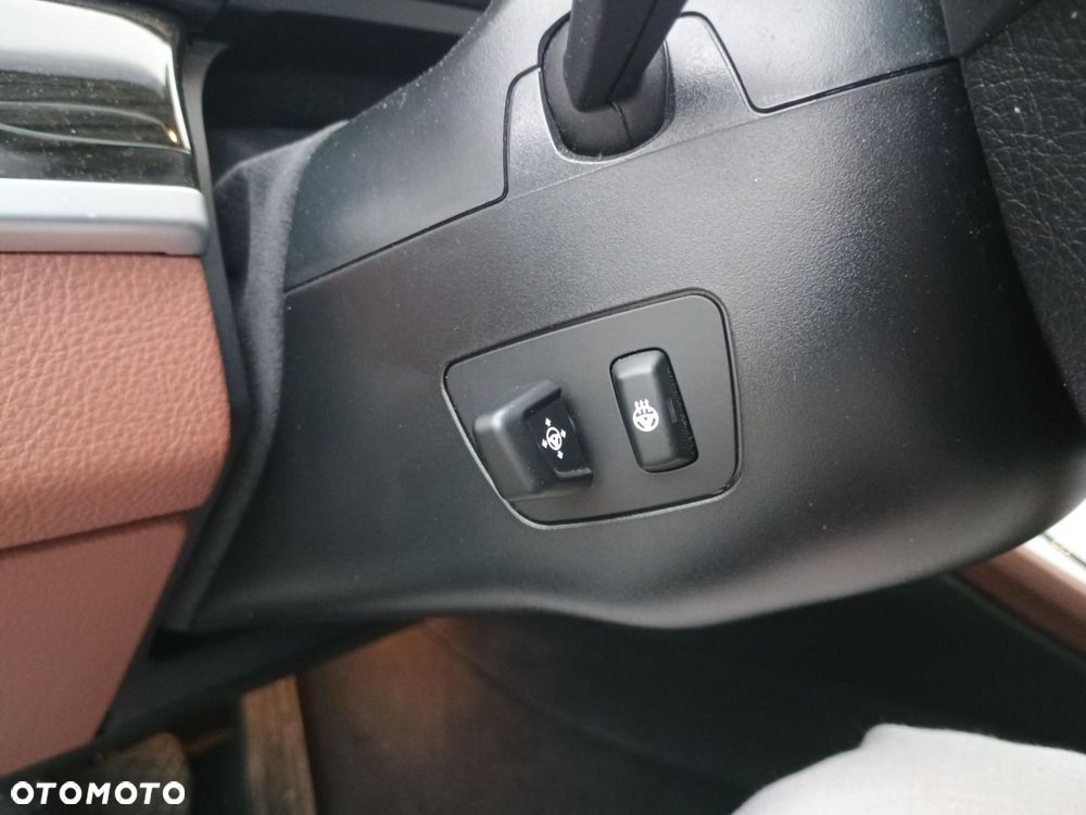 BMW Seria 5 550i xDrive - 23