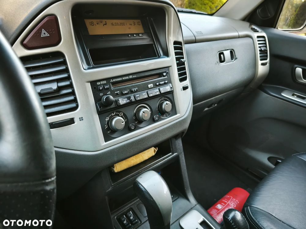 Mitsubishi Pajero 3.2 DID Instyle DAKAR - 15