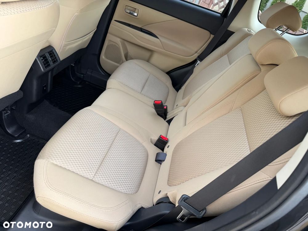 Mitsubishi Outlander 2.0 Intense + Navi 4WD CVT - 34