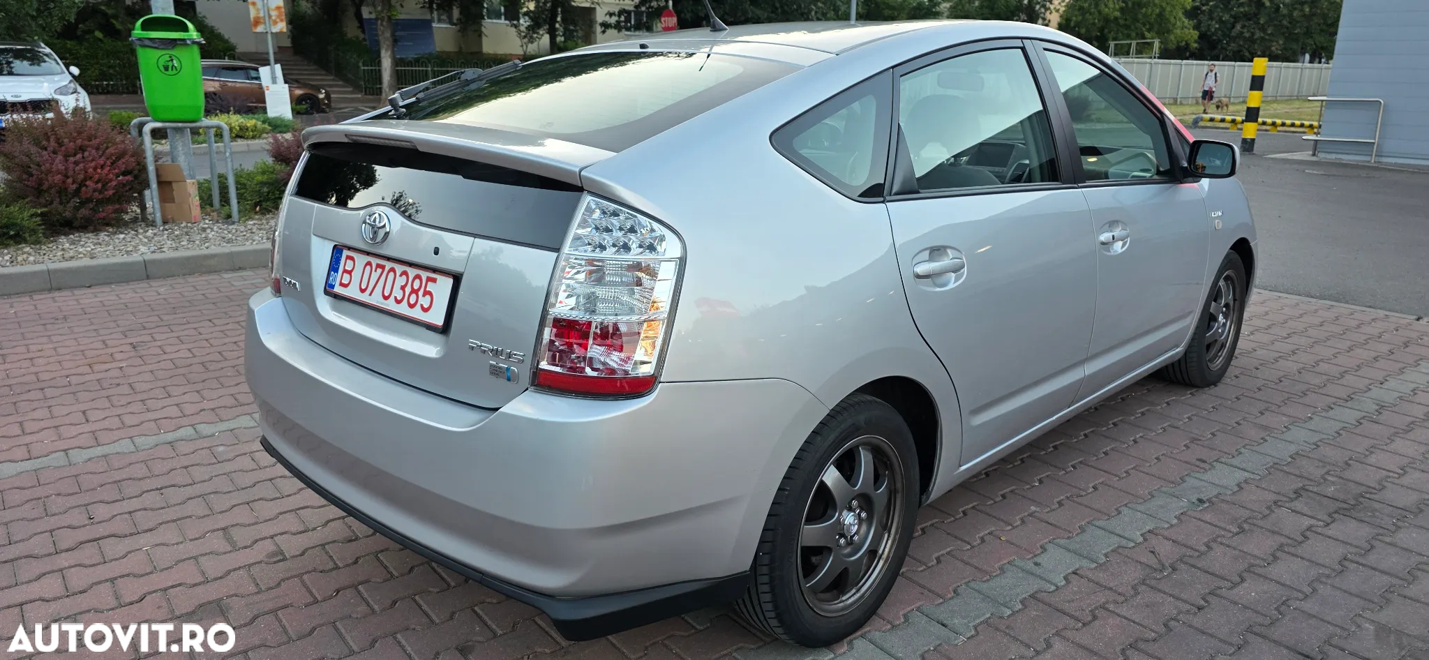Toyota Prius (Hybrid) - 4
