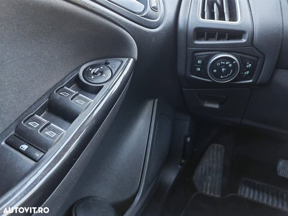 Ford Focus 1.5 TDCi Powershift Titanium - 11