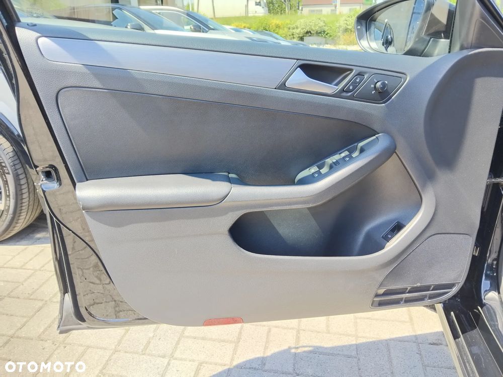 Volkswagen Jetta 2.0 TDI Highline - 18
