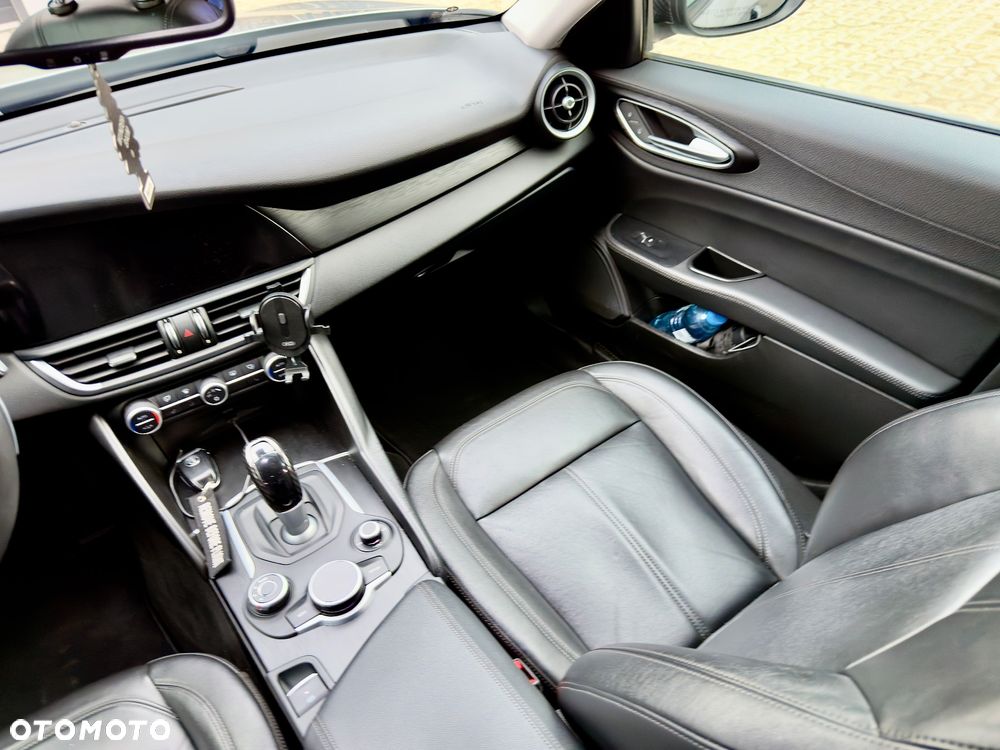 Alfa Romeo Giulia 2.0 Turbo 16V AT8-Q4 Ti - 16