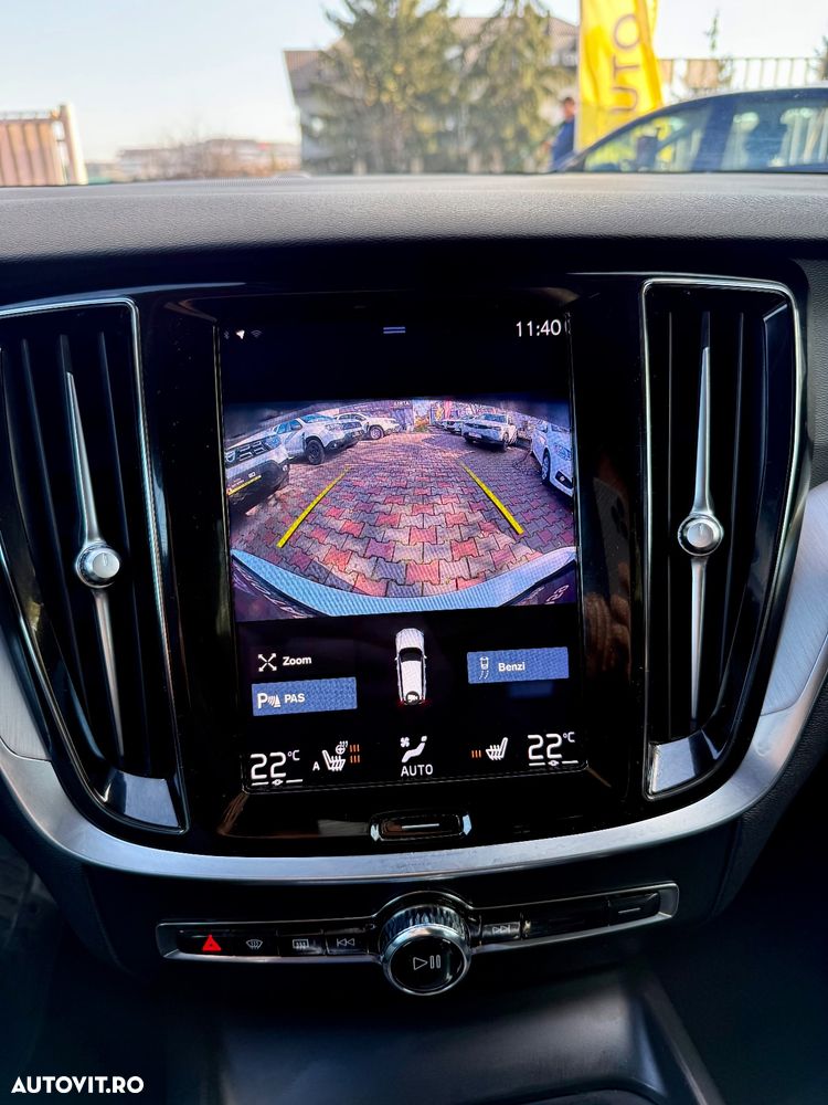 Volvo V60 B4 MHEV AT8 FWD Momentum Pro - 32