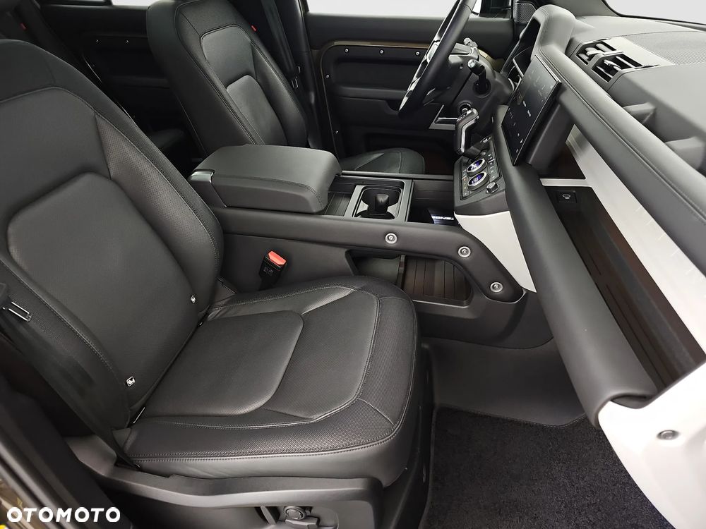 Land Rover Defender 3.0 D300 mHEV X-Dynamic HSE - 32