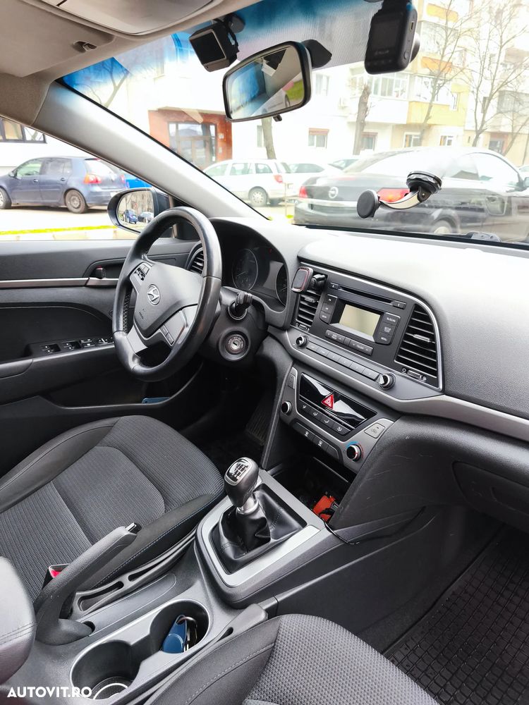 Hyundai Elantra ver-1-6-mpi-comfort - 11