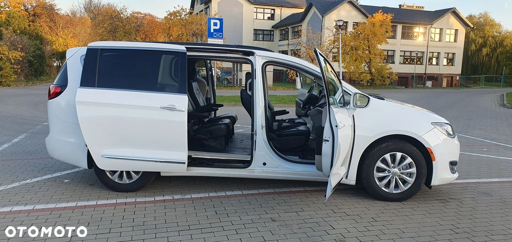 Chrysler Pacifica - 12