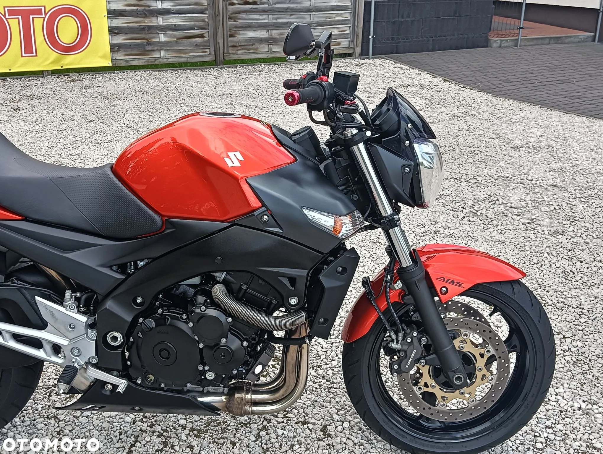 Suzuki GSR - 23